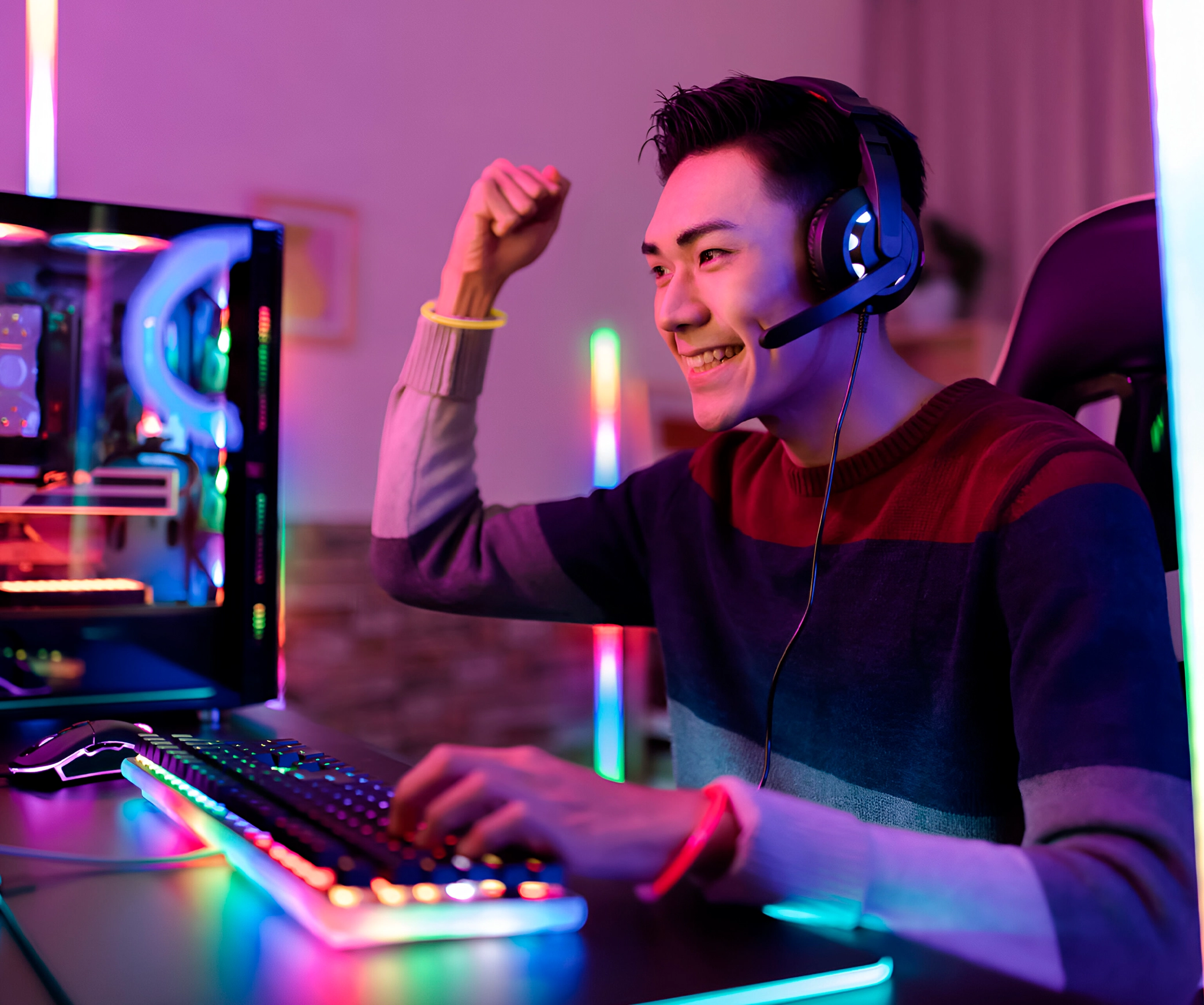 Gamer disfrutando internet de fibra óptica